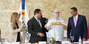 Fedomu reconoce a Hipólito Mejía por aportes a la municipalidad