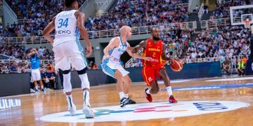  España choca contra Giannis Antetokoumpo