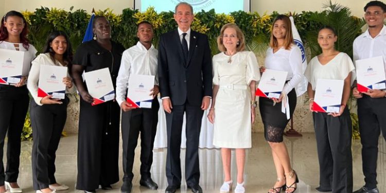 Mescyt otorgará 30 becas a jóvenes de escasos recursos de La Romana