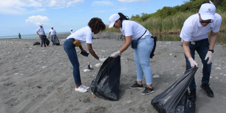 Empleados del INABIMA participan en jornada de limpieza de playa en Baní
