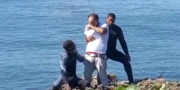 Equipo de rescate evitan que hombre se tire al mar para intentar quitarse la vida