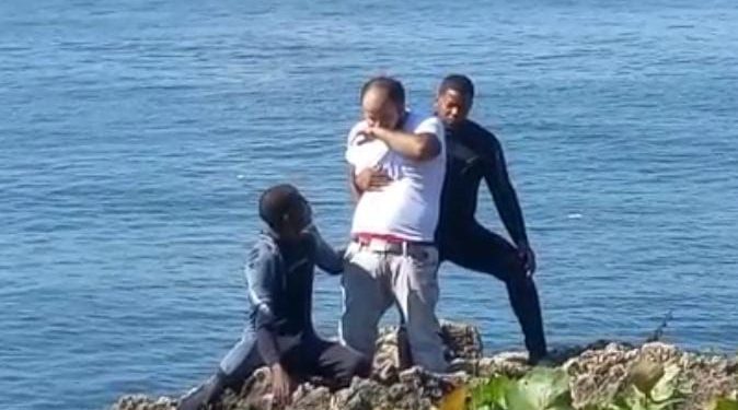 Equipo de rescate evitan que hombre se tire al mar para intentar quitarse la vida