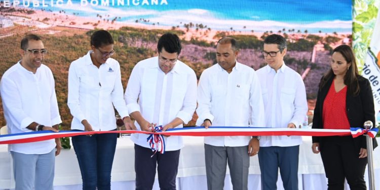 Ministro de Turismo inaugura dos obras en la playa de Macoa