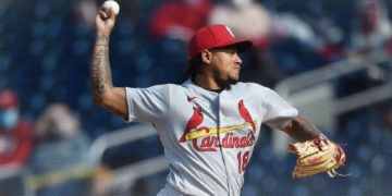 MLB suspende a Carlos Martínez por violar política violencia doméstica