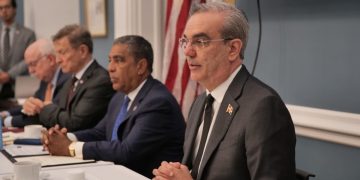 Abinader se reúne con congresistas en Washington y trata crisis haitiana