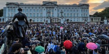 Multitud recibe al rey Carlos III a su llegada al Palacio de Buckingham en Londres