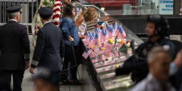 Personas acuden al ceremonial por 21 aniversarios víctimas 11 de septiembre del 2001