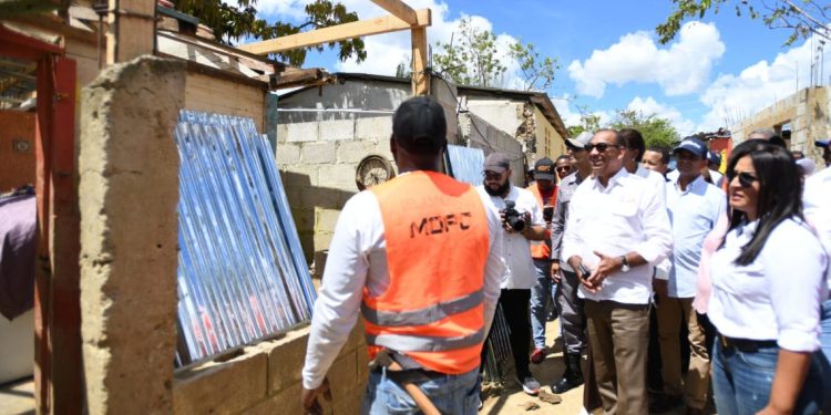 Ascención supervisa trabajos de reconstrucción de viviendas en Higüey