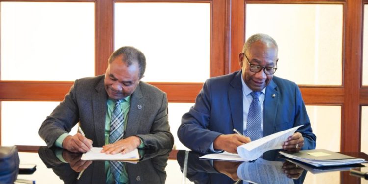 Rector de la UASD hace las paces con cooperativa de maestros