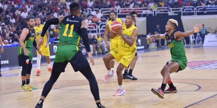 Mauricio Báez y Rafael Barias en choque de colosos en Torneo Basket Superior DN
