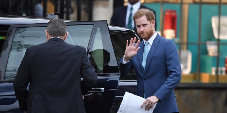 Elton John y el príncipe Enrique acusan al Daily Mail de violar su privacidad