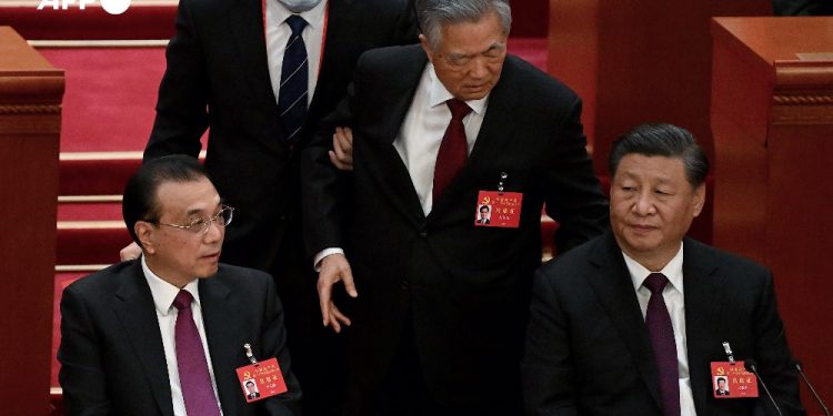 Xi Jinping afianza su poder en un Congreso en el que el expresidente Hu Jintao es obligado a abandonar la sala antes de las votaciones