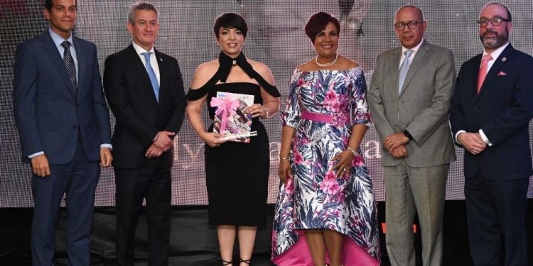 Kalys Bautista es reconocida por la Superintendencia de Seguros