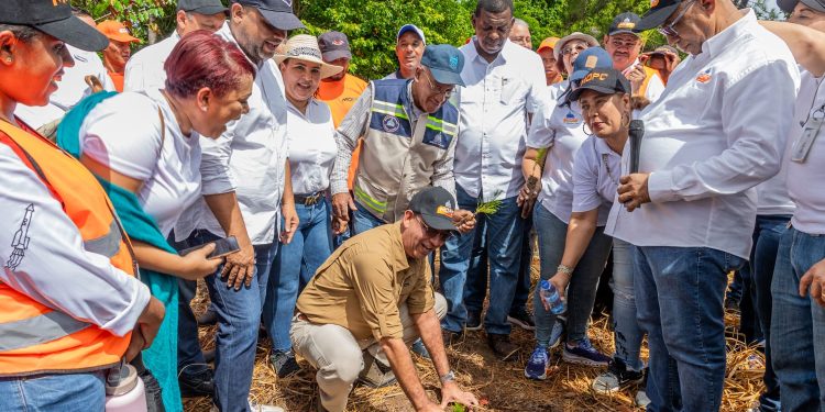 Ministro Deligne Ascención encabeza jornada de siembra de árboles