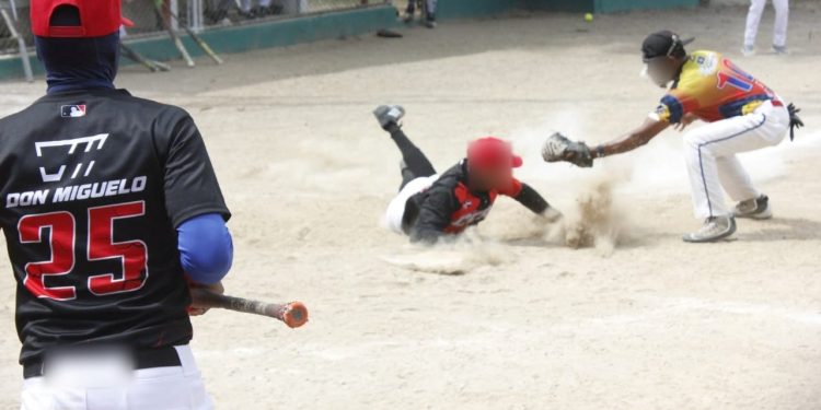 Privados de libertad compiten en torneo de softbol empresarial en provincia Duarte