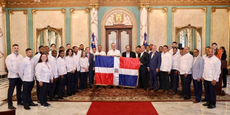 Presidente Abinader entrega bandera nacional a delegación que participará en los XXlV juegos Centroamericanos y del Caribe, San Salvador 2023