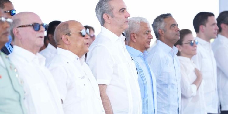 Presidente Abinader entrega certificados a 416 nuevos conductores vehículos pesados.