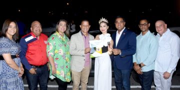 Alcalde Kelvin Cruz entrega aportes por RD$ 2.0 millones a las reinas del Carnaval Vegano 2023.