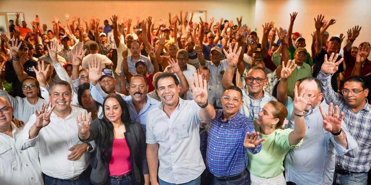 Roberto Ángel juramenta al exgobernador de Valverde y director operativo de campaña de Abel Martinez