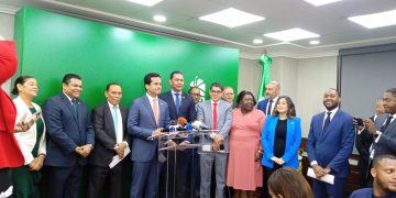 Bloque Diputados Fuerza del Pueblo juramenta a congresista Domingo de León