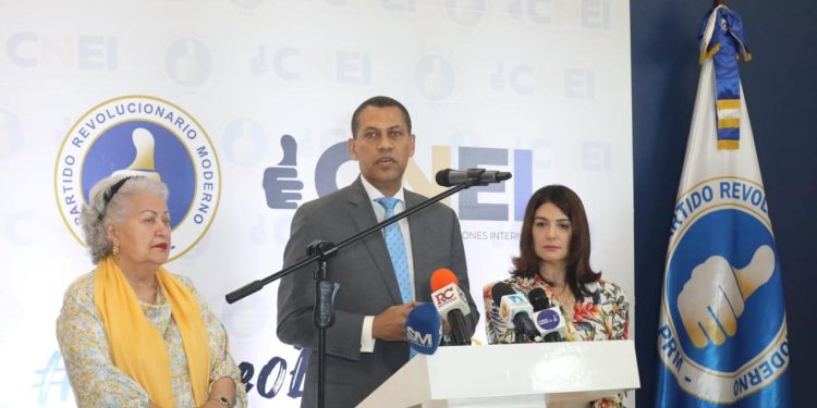 Guido Gómez Mazara formaliza su inscripción como precandidato presidencial del PRM