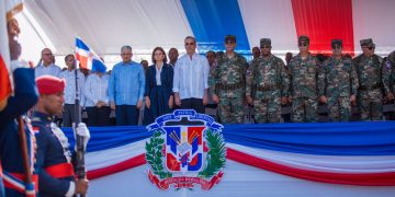 Presidente encabeza desfile militar-policial con motivo 160 aniversario de la Restauración
