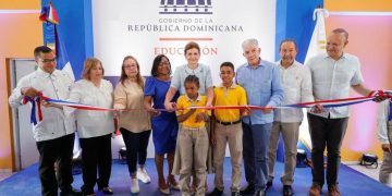 Gobierno entrega obras educativas, eléctricas y deportivas en Santiago y Villa Altagracia