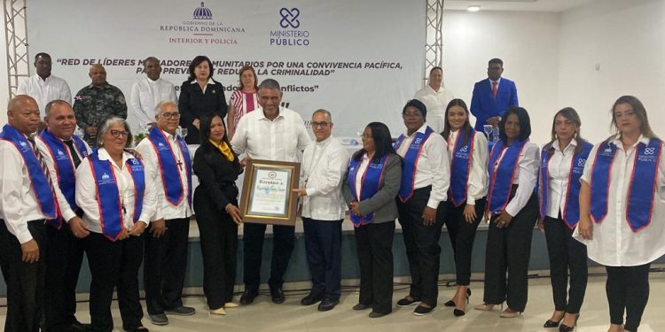 Gradúan 142 líderes comunitarios en mediación de conflictos en La Vega