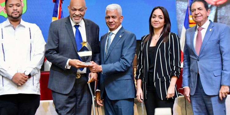 Senado reconoce personalidades durante sesión en SFM