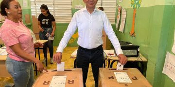 El presidente del Senado de la República y miembro de la Comisión Ejecutiva ejercen su voto