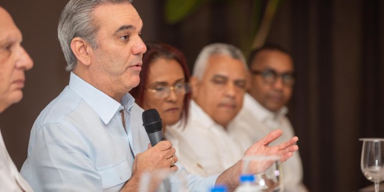 Presidente Abinader anuncia varias obras en Samaná, además de las ocho que está inaugurando este domingo