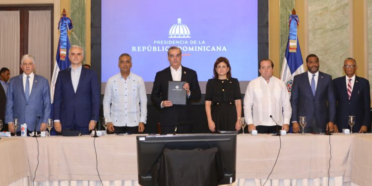 Presidente Abinader firma Pacto De Nación por crisis haitiana