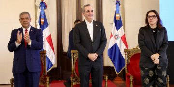 Presidente Abinader exhorta a servidores públicos y entidades estatales para seguir trabajando en aras de la calidad en la Administración pública