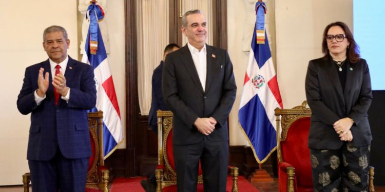 Presidente Abinader exhorta a servidores públicos y entidades estatales para seguir trabajando en aras de la calidad en la Administración pública