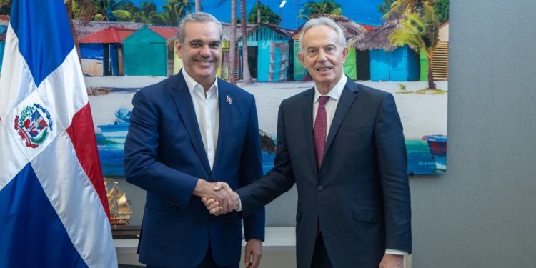 Tony Blair se reúne con el presidente Luis Abinader