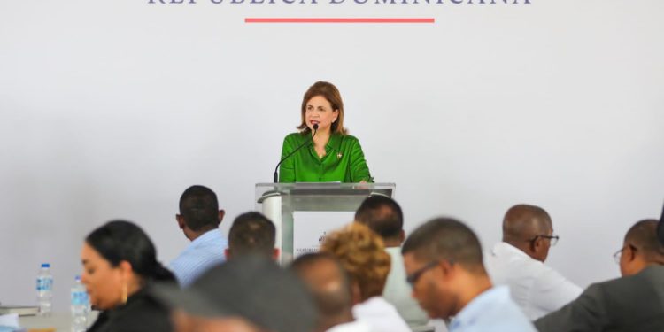 Vicepresidenta Raquel Peña comparte almuerzo navideño con moradores de Villa Mella y La Victoria