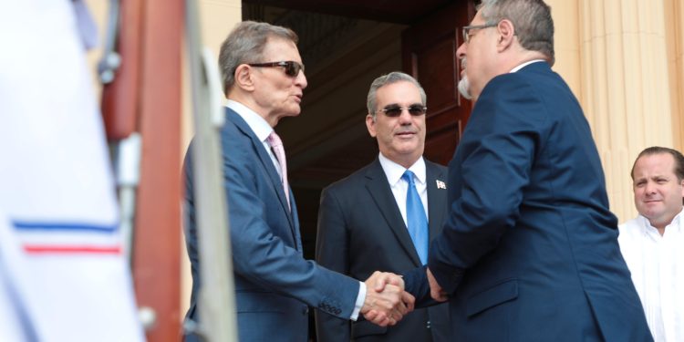 Presidente Abinader recibe en el Palacio Nacional al presidente electo de Guatemala, Bernardo Arévalo
