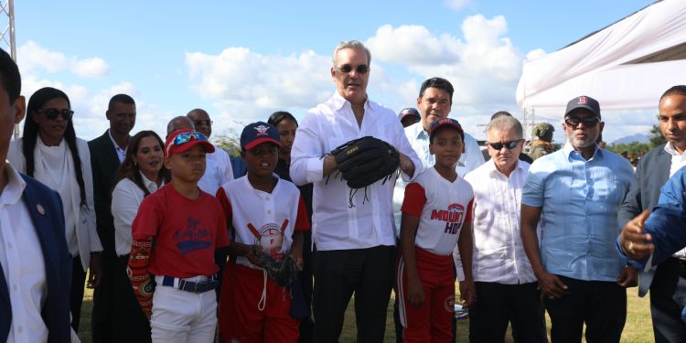 Presidente Abinader inaugura el play de béisbol Villa Cerro; responde a reclamo de más de 27 años