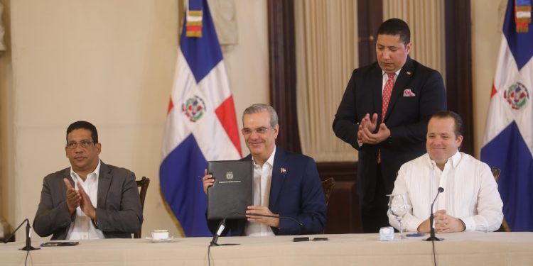 Presidente Abinader promulga Decreto 1-24 que regula la publicidad oficial