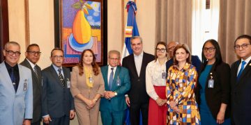 Presidente Abinader se reúne en el Palacio Nacional con comisión del Colegio Médico Dominicano