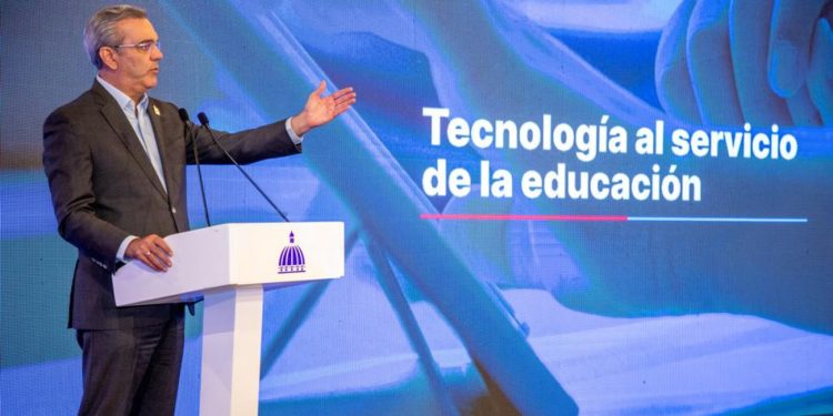 Gobierno implementa tecnología aplicada en educación básica para avanzar en ciencias, matemáticas y artes