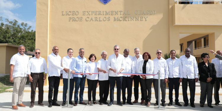 Presidente Abinader inaugura Liceo Experimental Prof. Carlos McKinney de la UASD en Baní
