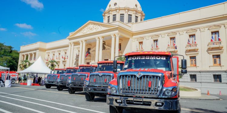 Presidencia entrega once modernos camiones a distintos cuerpos de bomberos del país