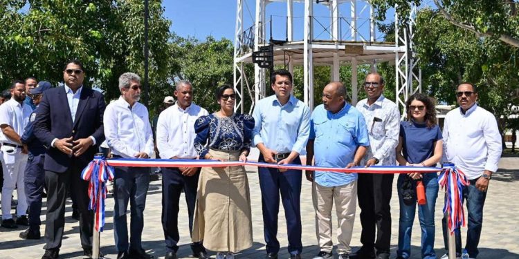 Ministro de Turismo entrega el remozado parque Duarte de San Fernando, Montecristi