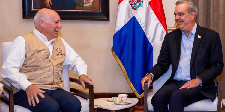 Presidente Luis Abinader recibe al jefe de la Misión de la OEA y otros observadores electorales
