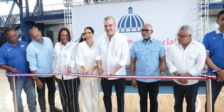 Presidente Abinader entrega polideportivos en Sánchez y Samaná; inaugura fortaleza del Ejército