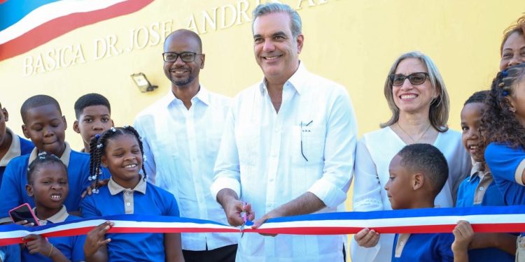 Presidente Abinader inaugura tres centros educativos y un puente en Monte Plata y Santo Domingo Norte; entrega 236 apartamentos en Ciudad Modelo