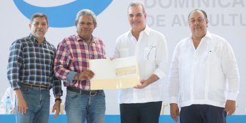 Gobierno entrega en Moca subsidios a pequeños y medianos productores de huevos