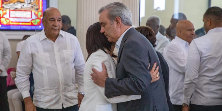 Presidente Abinader asiste a misa, en solidaridad con familiares de las víctimas por incendio en carnaval de Salcedo