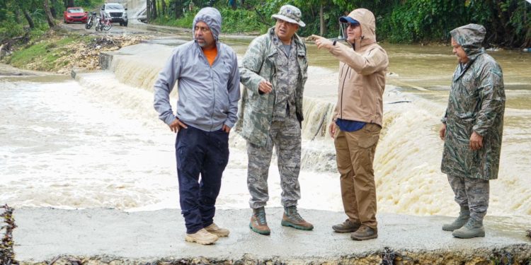 Ministro Igor Rodríguez lleva más ayudas a los afectados por las lluvias en Puerto Plata